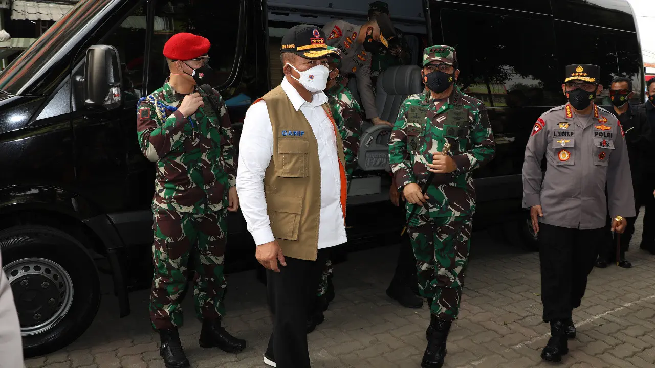 Ketua Satgas Penanganan Covid-19 Ganip Warsito (dua kiri memakai rompi) bersama Panglima TNI Hadi Tjahjanto dan Kapolri Jenderal Listyo Sigit meninjau pelaksanaan program vaksinasi di Rusun Petamburan, Tanah Abang, Jakarta Pusat, Kamis (22/7/2021).