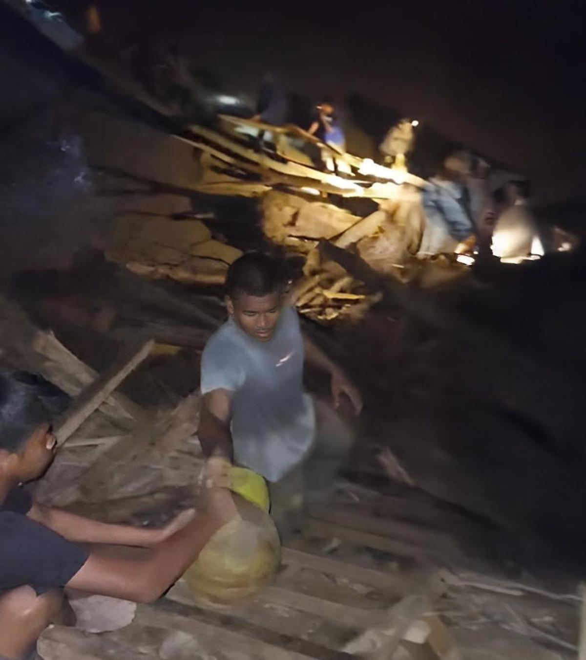 Aksi Heroik Penyaluran LPG Melintasi Jembatan Putush di Aceh