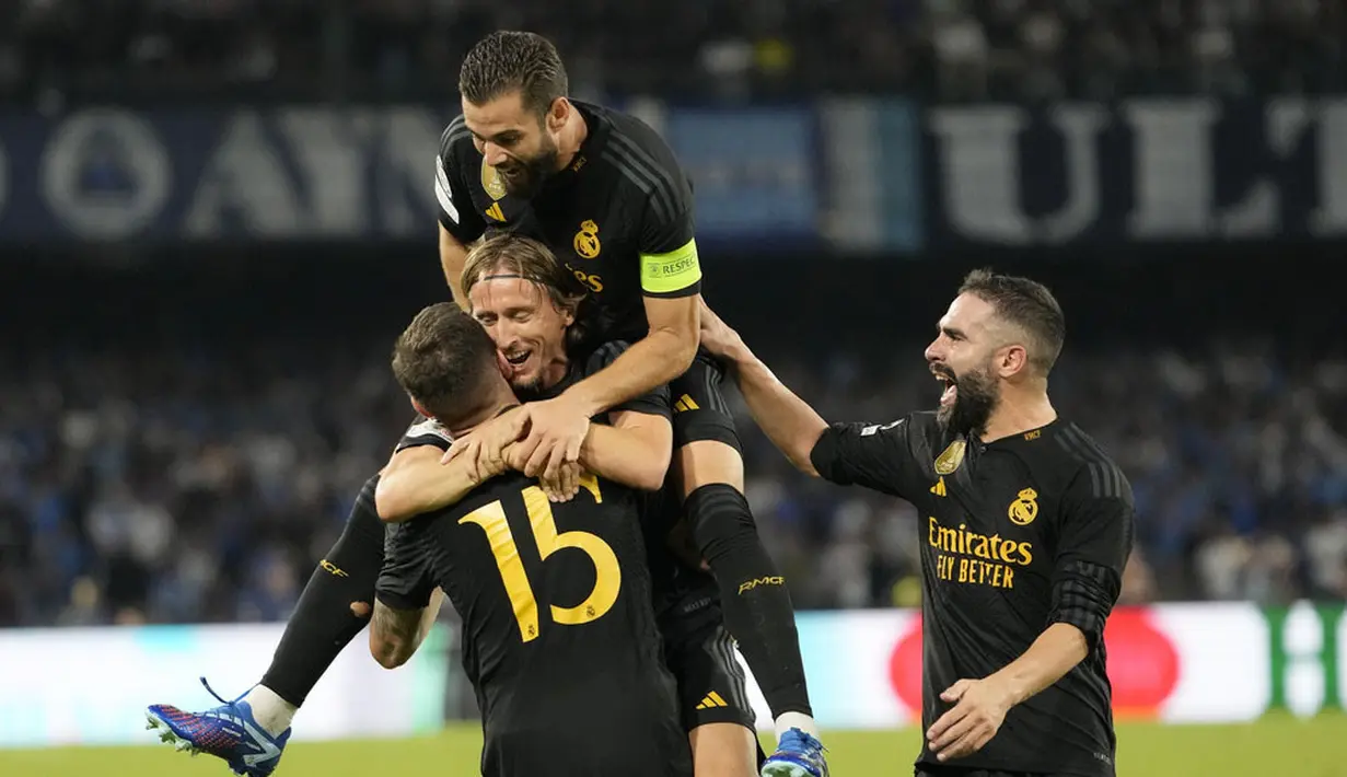 Pemain Real Madrid merayakan gol yang dicetak ke gawang Napoli pada laga Liga Champions di Stadion Diego Armando Maradona, Rabu (4/10/2023). Berkat kemenangan tersebut, Madrid menjaga puncak klasemen Grup C dengan koleksi enam poin dari dua laga. Napoli tetap berada di posisi dua dengan tiga poin. (AP Photo/Alessandra Tarantino)