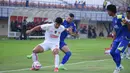 Pemain depan Liga Indonesia All Star, Eksel Timothy Joseph Runtukahu (kiri) berebut bola dengan pemain Areman FC pada lanjutan pertandingan Grup A Piala Persiden 2025 di Stadion Si Jalak Harupat, Bandung, Jawa Barat, Selasa (8/7/2025) sore WIB. (Foto: Tim Media Piala Presiden)
