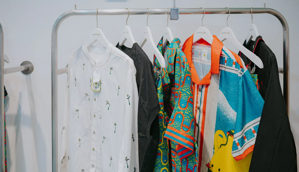 Koleksi ini dihadirkan dalam bentuk pakaian untuk pria dan wanita, bergaya kontemporer dan berkelanjutan. Salah satu yang menjadi highlight adalah knitwear, yang menggunakan teknologi Shima Seiki dari Jepang, menciptakan tekstur yang indah dan nyaman saat dikenakan. [Foto: Document/everyday]