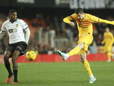 Pemain Barcelona, Robert Lewandowski, melepaskan tendangan saat melawan Valencia pada laga pekan ke-17 La Liga 2023/2024 di Stadion Mestalla, Minggu (17/12/2023). Kedua tim bermain imbang 1-1. (AP Photo/Alberto Saiz)