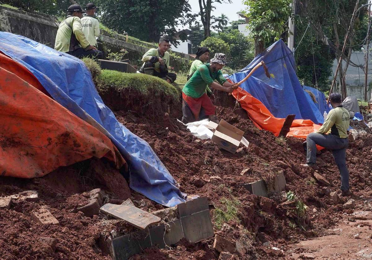 FOTO: Perbaikan Tembok Roboh di TPU Jeruk Purut