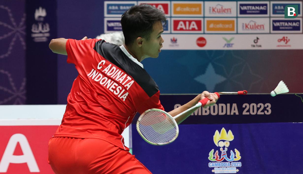 <p>Pebulu tangkis tunggal putra Indonesia,&nbsp;Christian Adinata&nbsp;melawan pebulu tangkis tunggal putra Malaysia, Lee Shun Yang pada final bulu tangkis beregu putra SEA Games 2023 di Badminton Hall Morodok Techo National Stadium, Phnom Penh, Kamboja, Kamis (11/05/2023). (Bola.com/Abdul Aziz)</p>