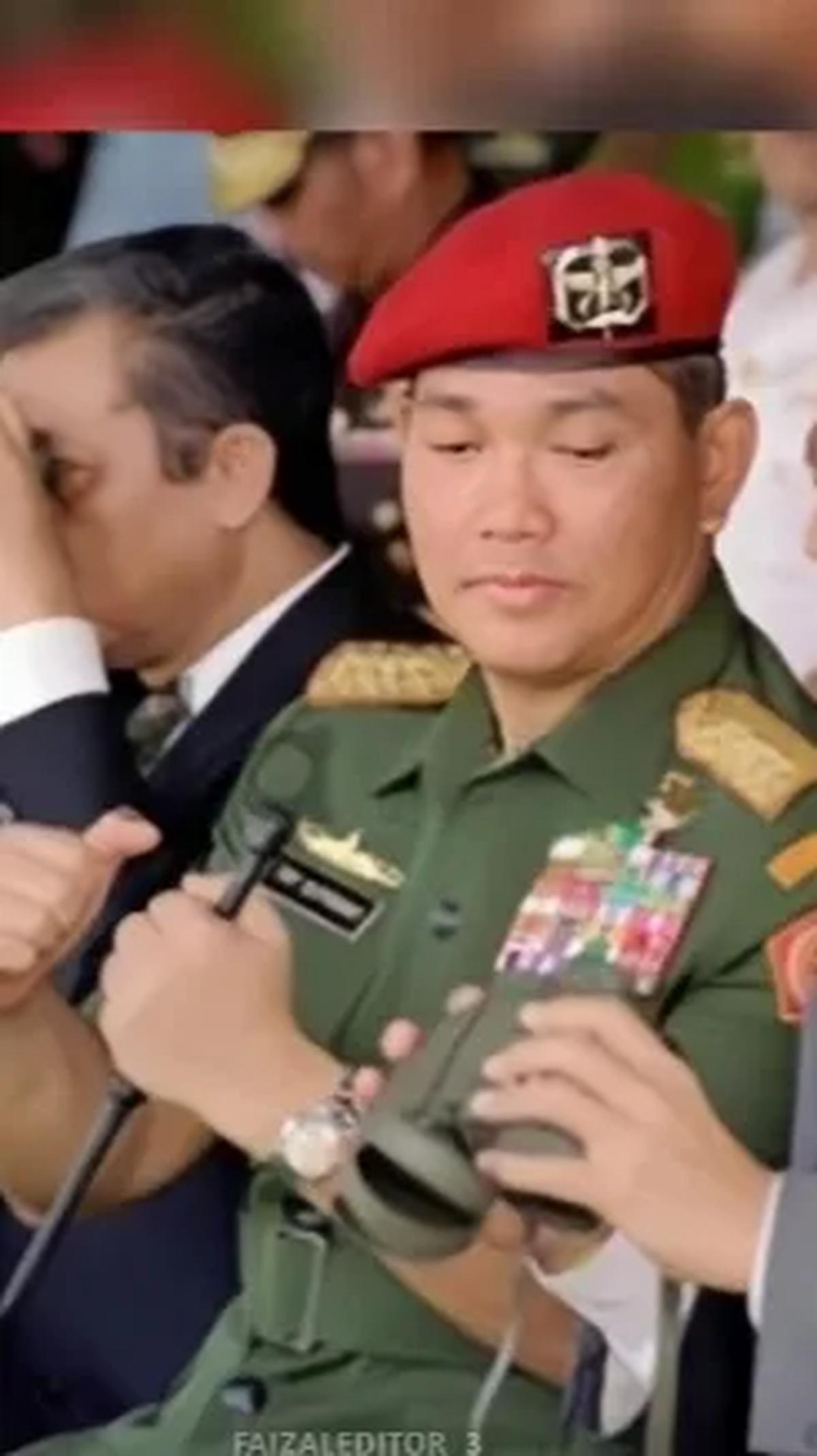 Salah satu potret memperlihatkan sang Jenderal begitu gagah dan tampan dengan baret merah Kopassus<br>