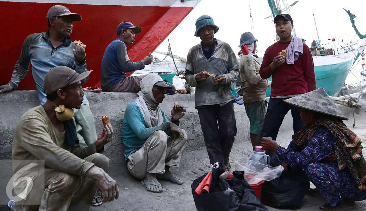 Buruh beristirahat sambil menikmati gorengan yang dijajakan di sekitar pelabuhan, Jakarta pada 9 Agustus 2016. (Liputan6.com/Angga Yuniar)