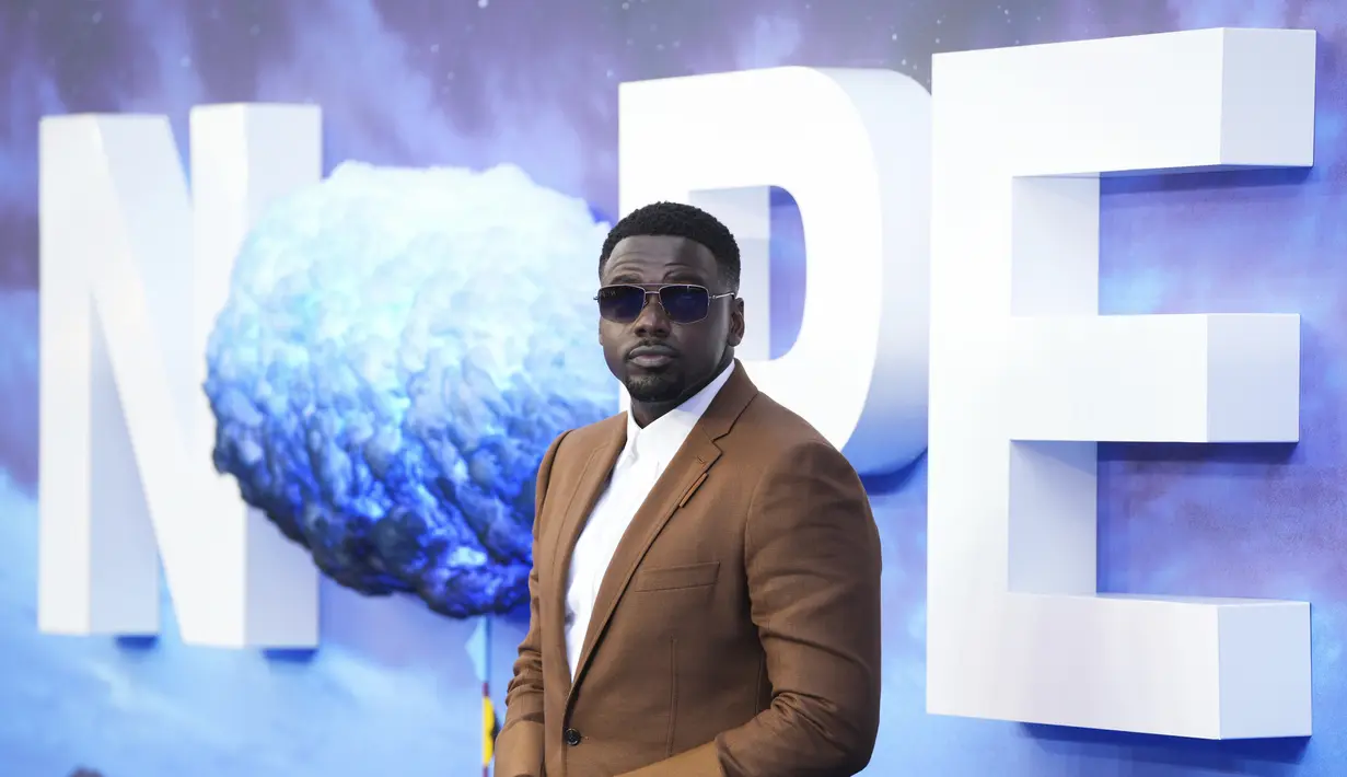 Daniel Kaluuya berpose untuk fotografer setibanya untuk pemutaran perdana film 'Nope' di London, Kamis (28/7/2022). Kaluuya mengatakan bahwa dia harus mundur dari film Black Panther 2 karena bentrok dengan jadwal film Peele, yang akan tayang di bioskop bulan ini. (Scott Garfitt/Invision/AP)