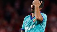 Penyerang Barcelona, Luis Suarez bereaksi selama laga pekan kelima La Liga melawan Granada di Stadion Nuevo Los Cármenes, Sabtu(21/9/2019). Barcelona secara mengejutkan tumbang dalam lawatannya ke markas tim promosi, Granada 0-2. (AP Photo/Miguel Morenatti)
