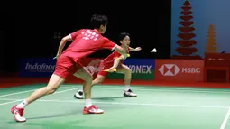 Di game pertama, permainan dikendalikan oleh pasangan Korea Selatan, Choi Sol-gyu/Kim Won-ho. Di interval, mereka mampu unggul 11-9 atas Kevin Sanjaya/Marcus Gideon dan mampu menutup game pertama dengan skor telak 21-12. (Dok. PBSI)