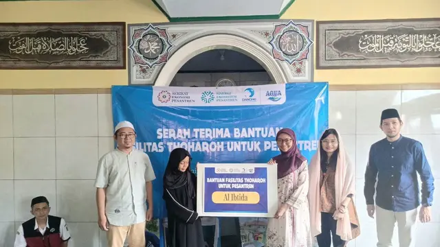 Empat pondok pesantren (ponpes) di dua Kabupaten Provinsi di Jawa Barat (Jabar) mendapatkan bantuan fasilitas thoharoh (membersihkan diri), akses air bersih, dan sanitasi.