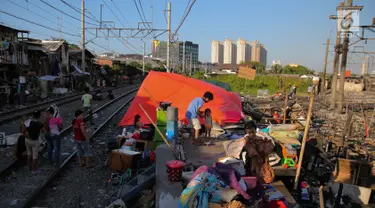 Aktivitas warga korban kebakaran Kampung Bandan, Jakarta, Senin (18/9). Hari kedua pasca kebakaran warga masih bertahan di lokasi bekas kebakaran dengan membangun tenda seadanya. (Liputan6.com/Faizal Fanani)