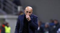 Pelatih Inter Milan Luciano Spalletti tertunduk lesu usai timnya kalah 0-1 dari Eintracht Frankfurt pada leg kedua babak 16 besar Liga Europa di Giuseppe Meazza, Jumat (14/3/2019) dini hari WIB. Inter pun tersingkir. (AP Photo/Antonio Calanni)