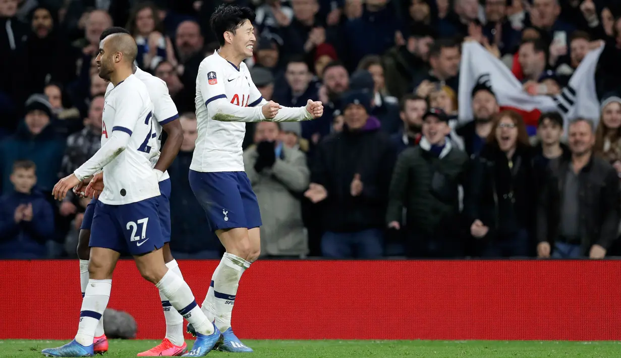 Pemain Tottenham Hotspur Son Heung-min (kanan) melakukan selebrasi usai mencetak gol ke gawang Southampton pada pertandingan ulangan babak keempat Piala FA di Tottenham Hotspur Stadium, London, Inggris, Rabu (5/2/2020). Tottenham Hotspur menang 3-2. (AP Photo/Kirsty Wigglesworth)