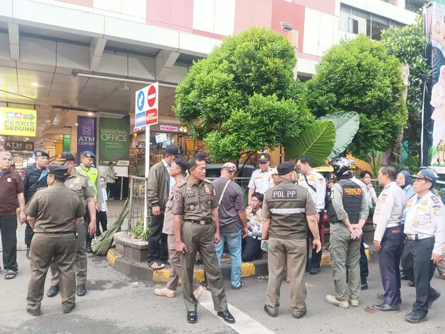 Satpol PP menindak dugaan praktik pungutan liar (pungli) oleh juru parkir (Jukir) di kawasan Blok M Square, Jalan Melawai V, Kebayoran Baru, Jakarta Selatan. (Satpol PP DKI Jakarta)