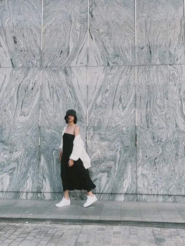 Gaya Sheila Dara Pemeran Film Sore saat Pakai Dress