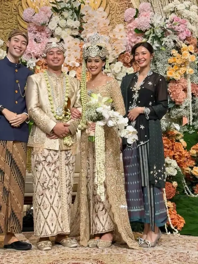 Shelila mengenakan kebaya saat hadir di pernikahan sahabat. [@vidialdiano]