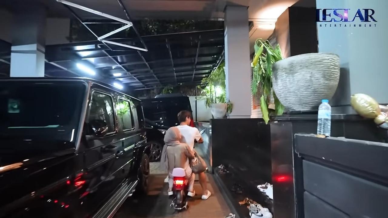 Lupa Cara Gendong Bayi, Berikut 10 Potret Lesti dan Rizky Billar Jenguk Baby Azura Anak Aurel Hermansyah dan Atta Halilintar
