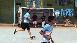 Bintang Sepak Bola David Beckham bermain bola bersama anak-anak untuk pembuatan film Dokumenter di Buenos Aires, Senin (9/11/2015).  (AFP Photo/FIXER-ARGENTINA/Macarena Galiardi)