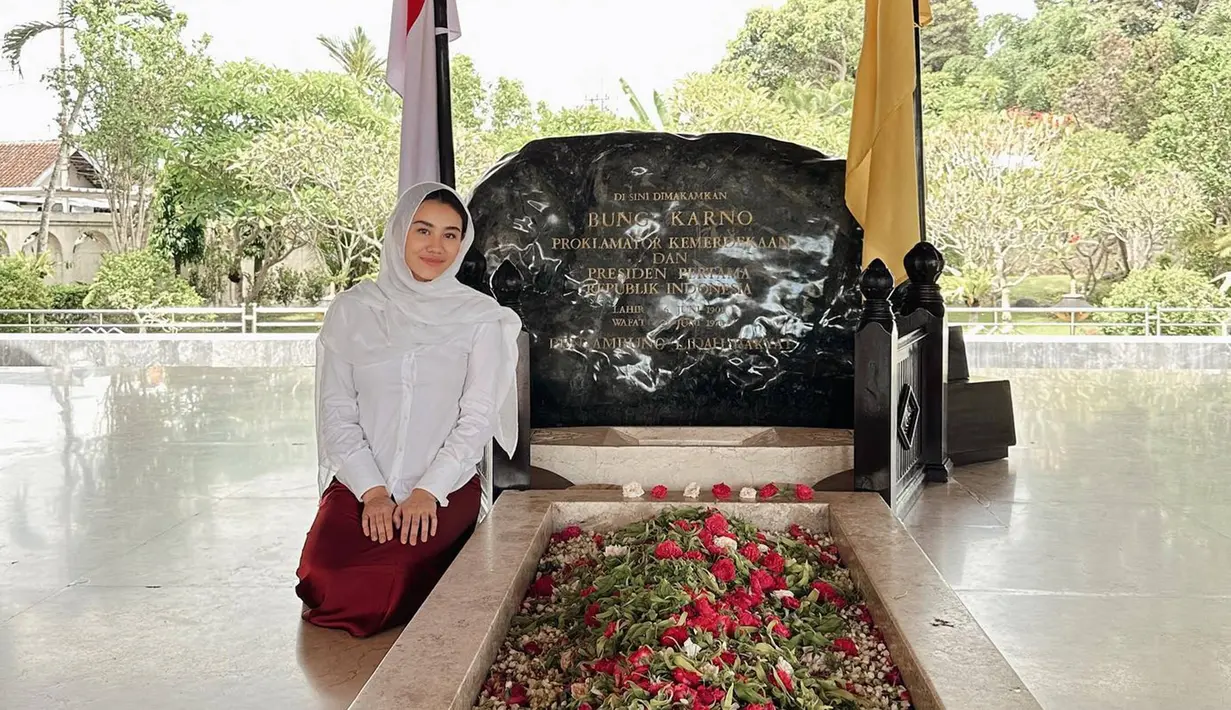 Mengunjungi makam Bung Karno di Blitar, Jawa Timur, sosok Aaliyah Massaid tampil anggun mengenakan busana tertutup bernuansa putih. Dalam penampilannya ia memakai kerudung putih yang terlihat menawan. (Liputan6.com/IG/@aaliyah.massaid)