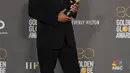 Eddie Murphy berpose dengan penghargaan Cecil B. DeMille selama malam penganugerahan Golden Globes ke-80 di Beverly Hilton Hotel di Beverly Hills, California (10/1/2023). (Photo by Chris Pizzello/Invision/AP)