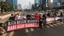 Aktivis lingkungan Wahana Lingkungan Hidup Indonesia (Walhi) berunjuk rasa terkait kebakaran hutan dan lahan (karhutla) di kawasan Tosari, Jakarta, Jumat . 14 Agustus 2026/ (KLY/ Arie Basuki)