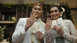 Demian sah mempersunting Sara Wijayanto dengan mas kawin cincin berlian dengan berat 3,750 gram, Kamis (22/5/14). (Liputan6.com/Panji Diksana)