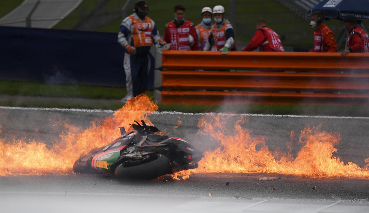 Savadori yang melaju dari belakang tidak bisa menghindari motor Pedrosa sehingga menabraknya. Tabrakan itu hingga membuat api di tengah lintasan dan membakar motor keduanya. (Foto: AFP/Joe Klamar)