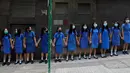 Para siswa dengan memakai masker saling memegang tangan mengelilingi St Stephen's Girls College di Hong Kong, Senin (9/9/2019). Aksi dilakukan para siswa yang masih berseragam sekolah sebagai bentuk dukungan terhadap demonstran anti pemerintah setelah bentrokan pada akhir pekan lalu. (AP/Kin Cheung)