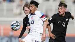 Gelandang Timnas Amerika Serikat U-20, Jonathan Gomez (kiri) berebut bola dengan striker Timnas Selandia Baru U-20, Oliver Colloty pada laga babak 16 besar Piala Dunia U-20 2023 di Malvinas Argentinas Stadium, Mendoza, Argentina, Rabu (31/5/2023) dini hari WIB. (AP Photo/Natacha Pisarenko)