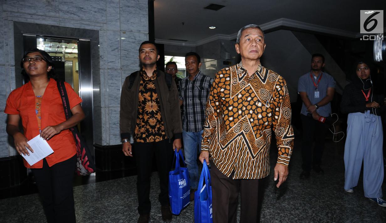 Mantan Wakil Ketua KPK M Busyro Muqoddas (kanan) bersama sejumlah aktivis di gedung MK, Jakarta, Kamis (7/12). Mereka mengajukan permohonan mencabut gugatan pasal 79 ayat 3 UU MD3 tentang hak angket. (Liputan6.com/Helmi Fithriansyah)