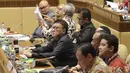 Mendagri, Tjahjo Kumolo (tengah) bersama pimpinan KPU dan Bawaslu saat mengikuti rapat kerja/rapat dengar pendapat dengan Komisi II DPR di Kompleks Parlemen, Jakarta, Kamis (26/9/2019). Rapat membahas evaluasi Pemilu 2019 dan persiapan Pilkada Serentak 2020. (Liputan6.com/Helmi Fithriansyah)