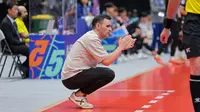 Pelatih Timnas Futsal Indonesia, Hector Souto memberikan interuksi kepada pemainnya Pemain dalam laga Grup A Piala Asia Futsal 2026 melawan Korea Selan di Indonesia Arena, Senayan, Jakarta, Selasa (27/01/2026). (Bola.com/Bagaskara Lazuardi)