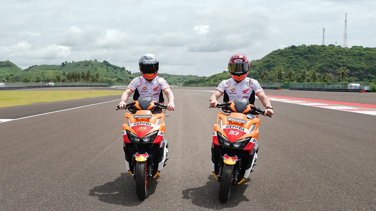 Marquez dan Espargaro Berkeliling Sirkuit Mandalika (AHM)