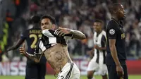 Bek sayap Juventus Dani Alves merayakan gol ke gawang AS Monaco pada leg kedua semifinal Liga Champions di Juventus Stadium, Rabu (10/5/2017) dinihari WIB. (AP Photo/Luca Bruno)