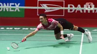 Pebulu tangkis tunggal putra Indonesia Jonatan Christie berusaha mengembalikan kok ke arah rekan senegaranya Chico Aura Dwi Wardoyo dalam final Indonesia Masters 2023 di Istora Senayan, Jakarta, Minggu (29/1/2023). Jonatan Christie untuk pertama kalinya menjuarai turnamen bulu tangkis berlevel BWF Super 500 menyusul kemenangan pada ajang Indonesia Masters 2023. (Liputan6.com/Herman Zakharia)