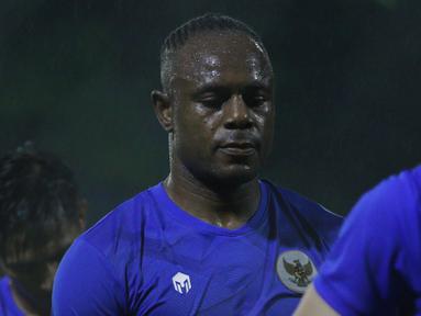 Victor Igbonefo - Bek veteran Persib Bandung ini telah membuktikan ketangguhannya sebagai benteng kokoh. Hal itulah yang membuat Shin Tae-yong sampai memanggil sang pemain untuk bertanggung jawab di lini pertahanan Timnas Indonesia. (Bola.com/M Iqbal Ichsan)