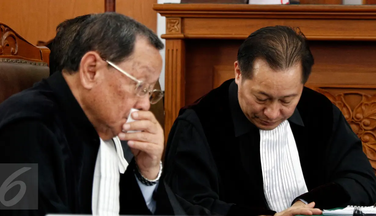 Tim kuasa hukum OC Kaligis menghadiri sidang putusan praperadilan OC Kaligis di Pengadilan Negeri (PN) Jaksel, Senin (24/8). Hakim PN Jaksel menggugurkan permohonan praperadilan yang diajukan terdakwa kasus suap PTUN Medan itu. (Liputan6.com/Yoppy Renato)