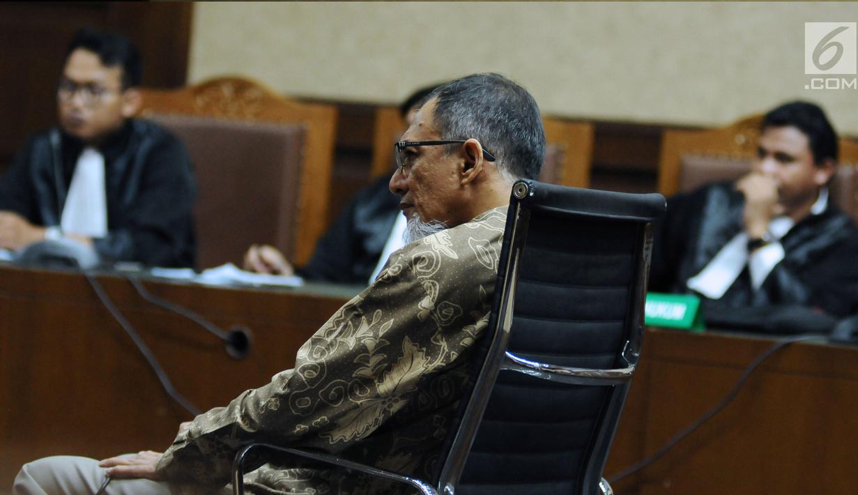Terdakwa dugaan suap proyek satelit monitoring Bakamla, Nofel Hasan mengikuti sidang pembacaan tuntutan di Pengadilan Tipikor, Jakarta, Rabu (21/2). Nofel dituntut lima tahun penjara dan denda Rp 200 juta. (Liputan6.com/Helmi Fithriansyah)