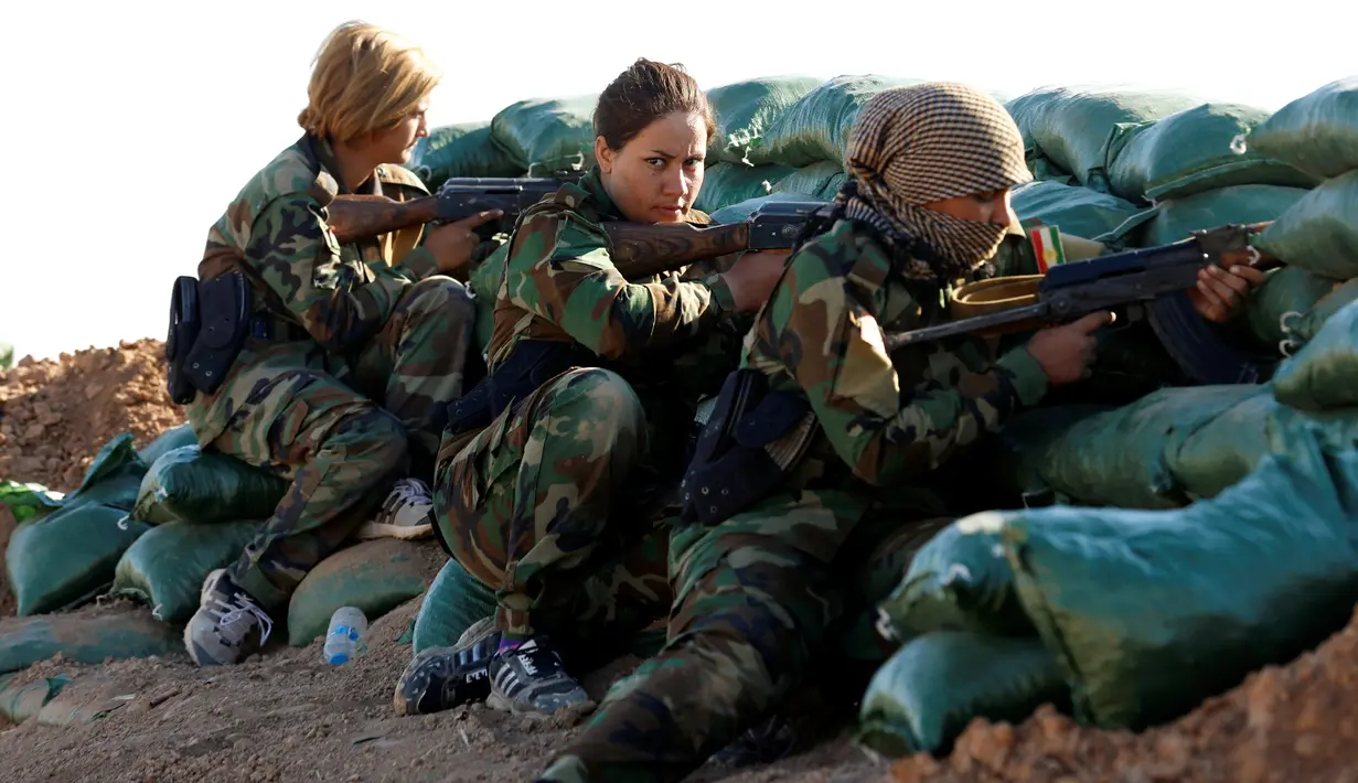 Sejumlah pejuang wanita Iran-Kurdi bersiap dengan posisi masing-masing saat pertempuran melawan kelompok radikal Negara Islam (ISIS) di Bashiqa, dekat Mosul, Irak, Kamis (3/11). (Reuters/Ahmed Jadallah)