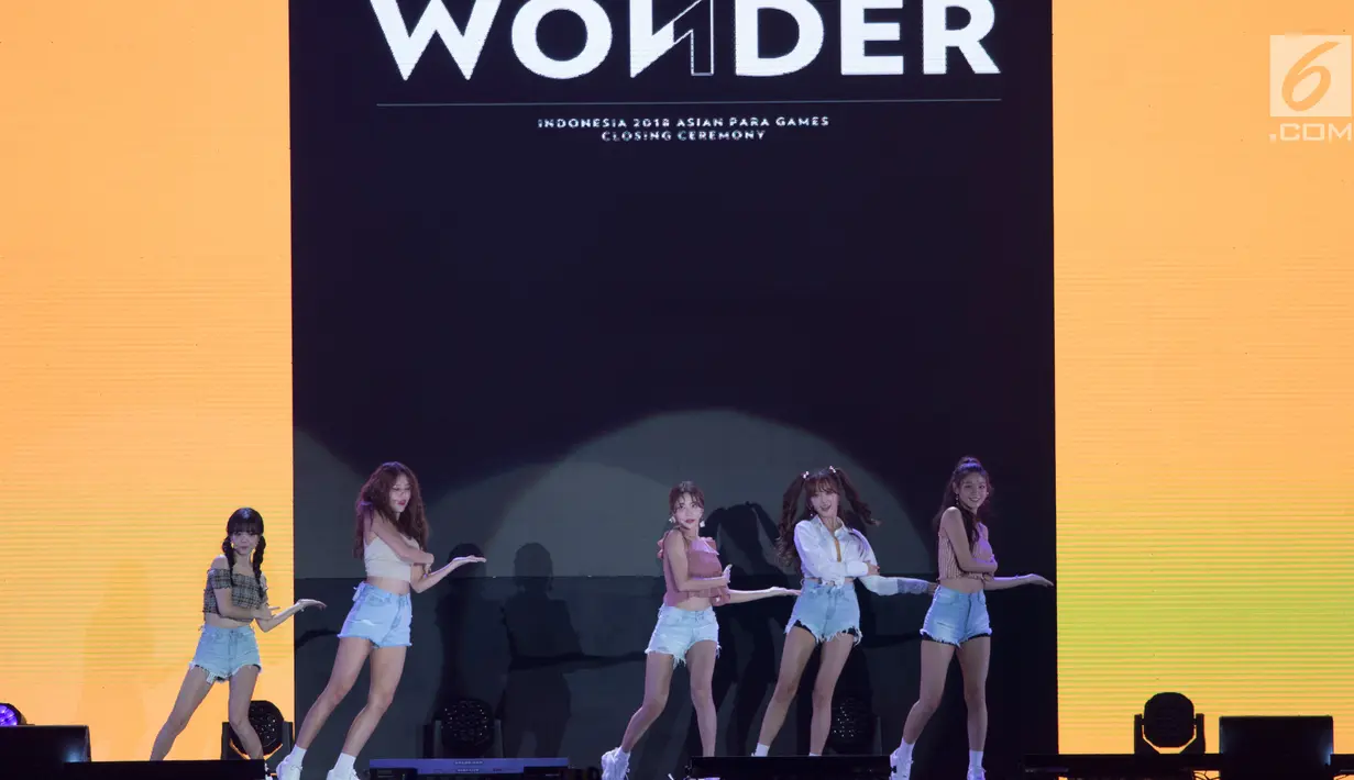 Girlband K-Pop, AOA tampil pada upacara penutupan Asian Para Games 2018 di Stadion Madya Senayan, Jakarta, Sabtu (13/10). Penampilan AOA membuat penonton penutupan Asian Para Games 2018 bergoyang. (Bola.com/Vitalis Yogi Trisna)