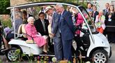 Ratu Inggris Elizabeth II duduk dalam buggy saat mengunjungi Royal Horticultural Society (RHS) Chelsea Flower Show di Royal Hospital Chelsea, London, Inggris, 23 Mei 2022. (Paul Grover/Pool via AP)