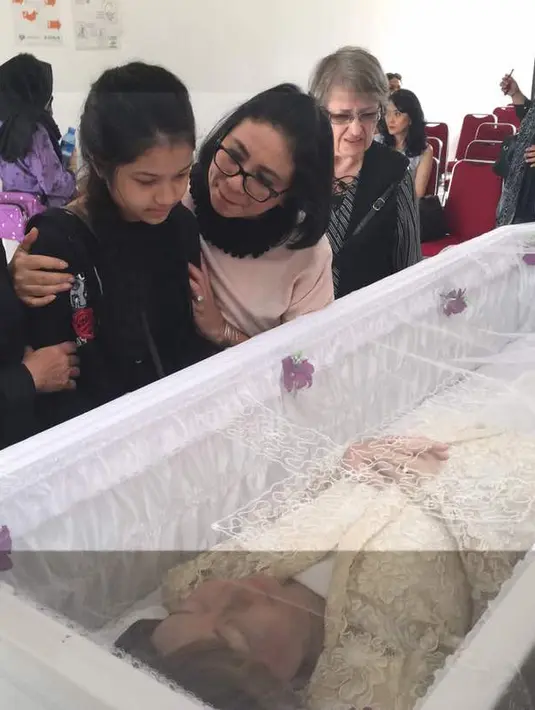 Kamis (1/6/2017) siang hari, jenazah Yana Zein tiba di rumah duka RS Fatmawati, Cilandak, Jakarta Selatan. Mendiang Yana yang terbaring lemah di dalam peti jenazah disambut dengan tangisan keluarga dan sahabat. (Fathan Rangkuti/Bintang.com)