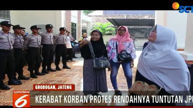 Keluarga korban kasus pengeroyokan dan pembunuhan, meluapkan kekecewaannya di halaman Pengadilan Negeri Purwodadi.