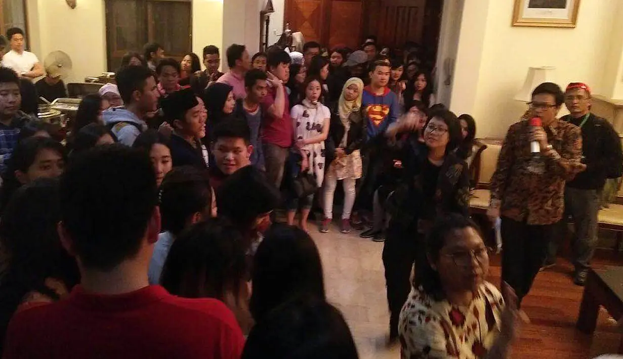 Ratusan warga negara Indonesia menunggu kehadiran Rio Haryanto jelang acara meet and greet di kantor Konsulat Jenderal RI di Shanghai, China, Rabu (13/4/2016). (Rio Haryanto Media)