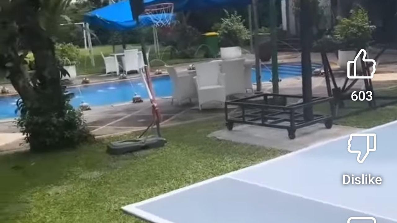 5 Potret Terbaru Halaman Belakang Istana Megah Nia Ramadhani, Akses ke Rumah Mertua - Ada Lapangan Basket Hingga Sepakbola