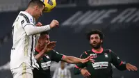 Cristiano Ronaldo mencetak gol ke gawang Crotone via sundulan. Juventus menang 3-0, Selasa (23/02/2021) dini hari WIB. (Marco BERTORELLO / AFP)