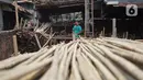 Perajin memilah bambu yang biasa digunakan sebagai tiang bendera di kawasan Manggarai, Jakarta, Kamis (6/8/2020). Adanya pandemi covid-19 menyebabkan penjualan bambu menurun hingga 35% dibanding tahun lalu. (Liputan6.com/Immanuel Antonius)