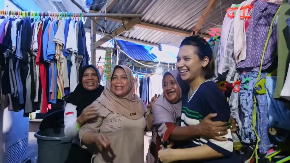 10 Potret Keseruan Indah Permatasari Thrifting Baju di Kampung Halaman Arie Kriting, Lewati Jalan Becek - Dipeluk Ibu-Ibu