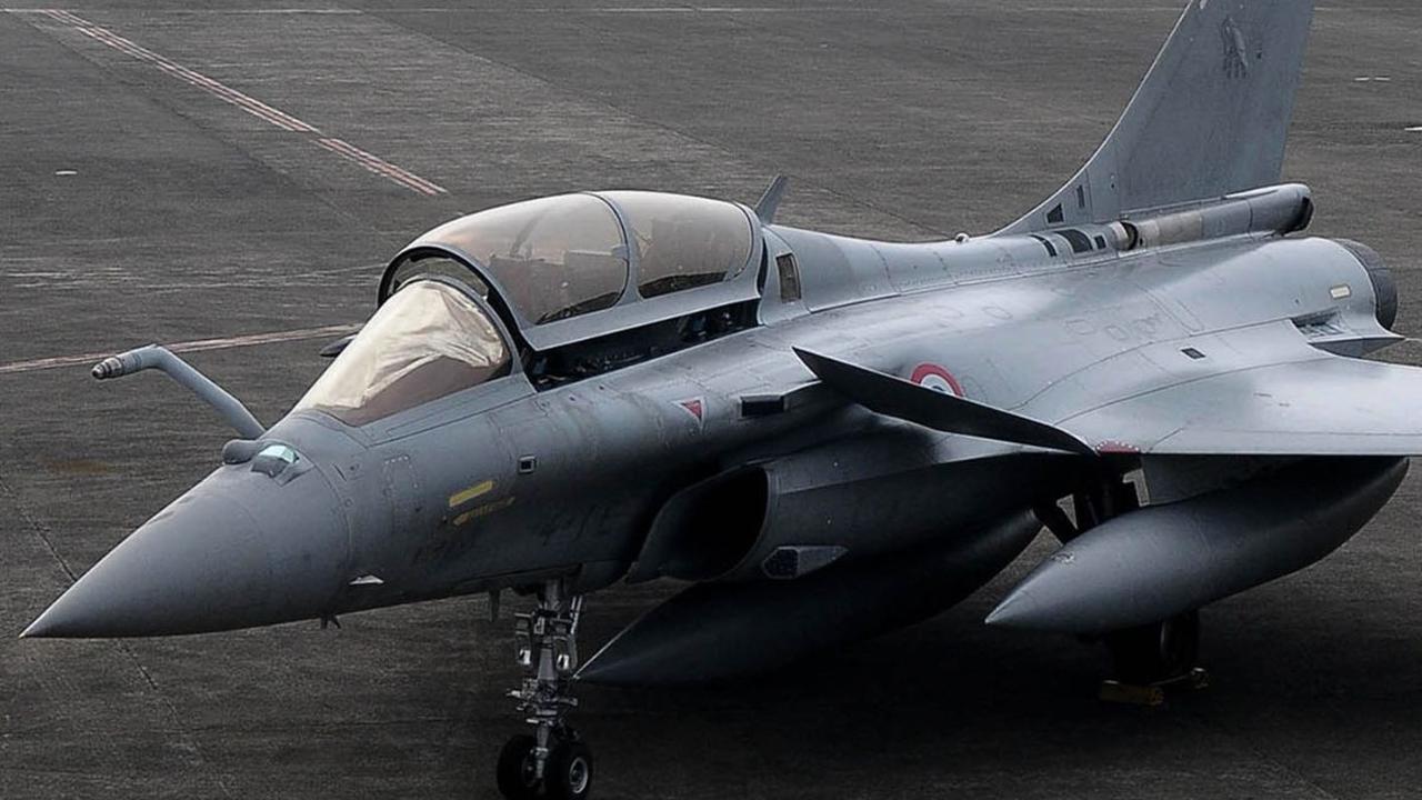 Pesawat tempur Rafale dibekali SCALP, rudal jelajah udara-ke-darat dengan jangkauan lebih dari 300 km.