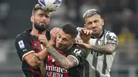 Duel gelandang Juventus, Leandro Paredes (kanan) dengan dua pemain AC Milan, Olivier Giroud dan Ismail Bennacer. (AP Photo/Antonio Calanni)